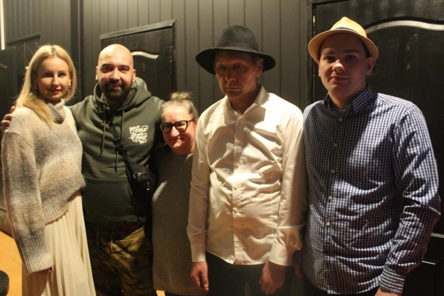 2.Uczestnicy w kapeluszach oraz Peda