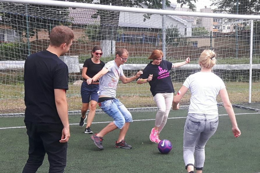 Uczestnicy wraz z terapeutami grający w piłkę