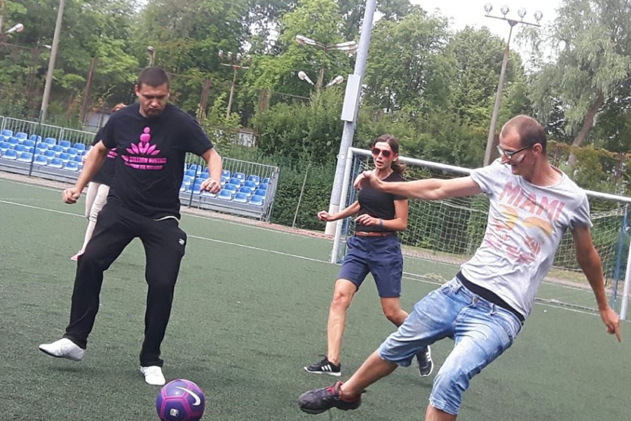 Uczestnicy podczas rozgrywki piłkarskiej