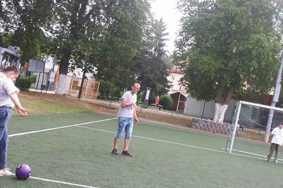 Uczestniczka kopiąca piłkę do bramki