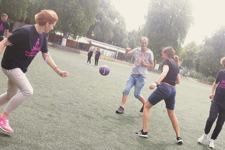  Uczestnicy wraz z terapeutami podczas dynamicznej rozgrywki w piłkę nożną 