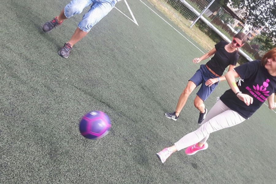 Terapeutki biegnące do piłki