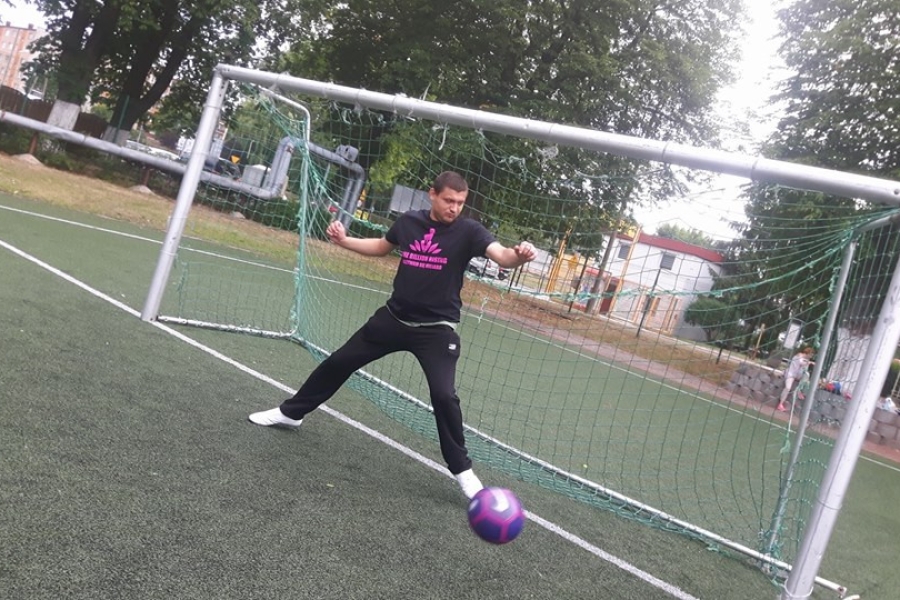 Uczestnik broniący strzału na bramkę 