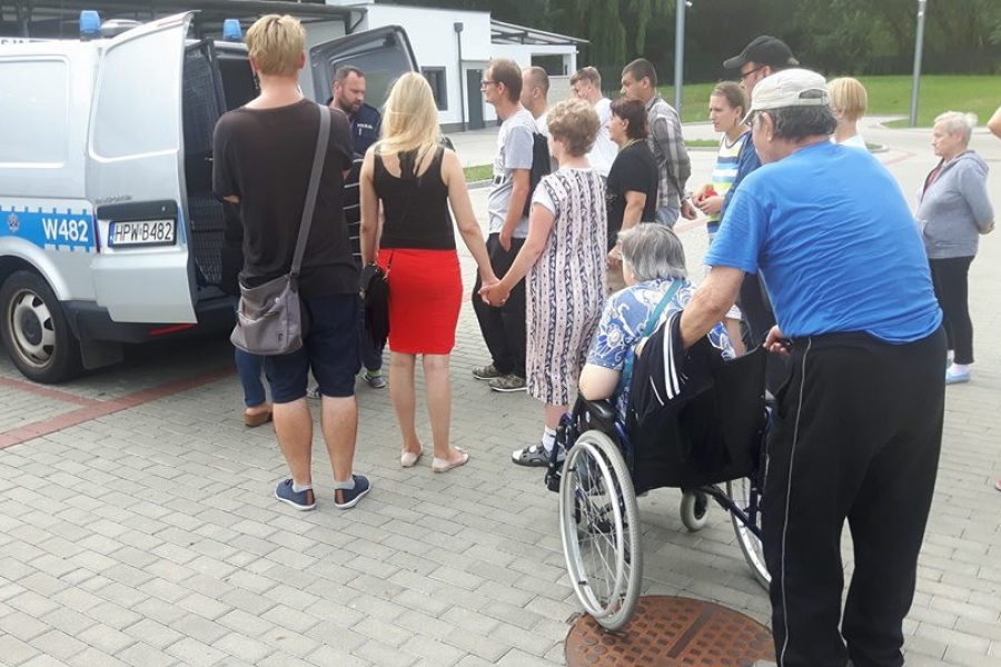 Uczestnicy przyglądają się budowie radiowozu