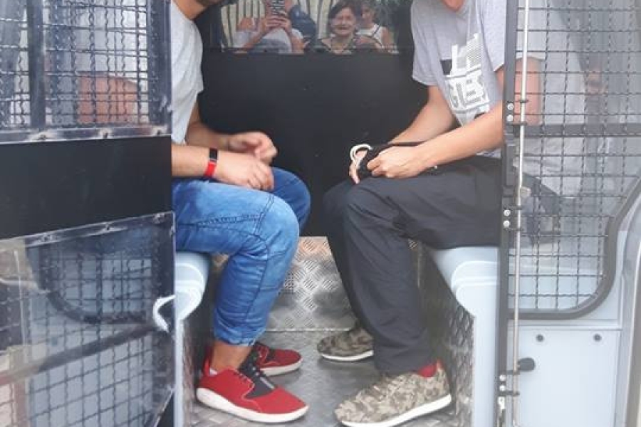 Uczestnicy siedzący z tyłu radiowozu