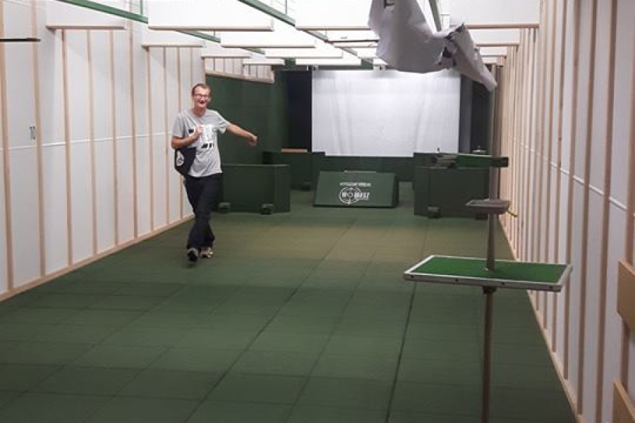 Uczestnik spacerujący po policyjnej strzelnicy