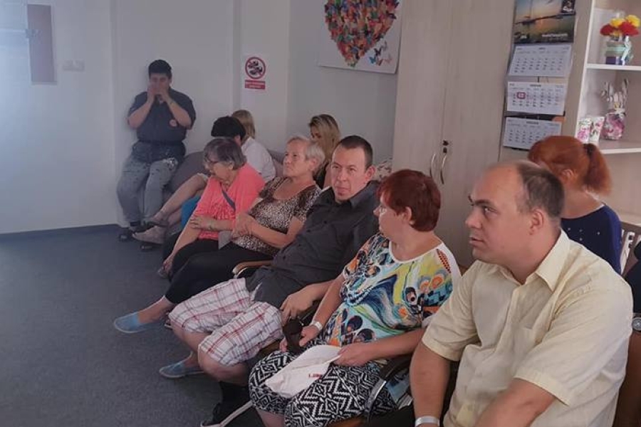 Uczestnicy oraz goście siedzący na krzesłach 