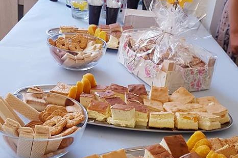 Słodki poczęstunek ciasta i słodyczy na stole