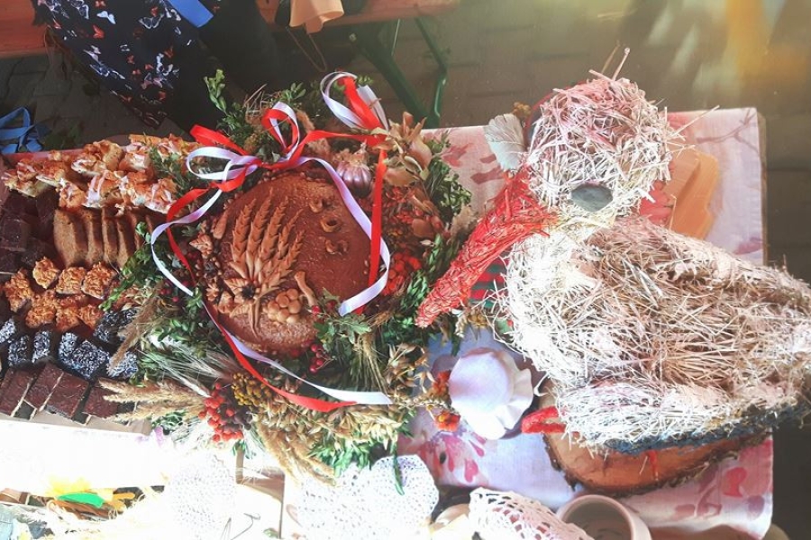 Ozdobione pieczywo na tle słomianego bociana 