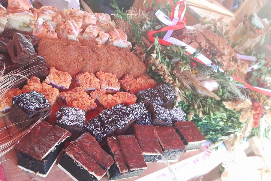 Pieczywo oraz wypieki na drewnianej desce