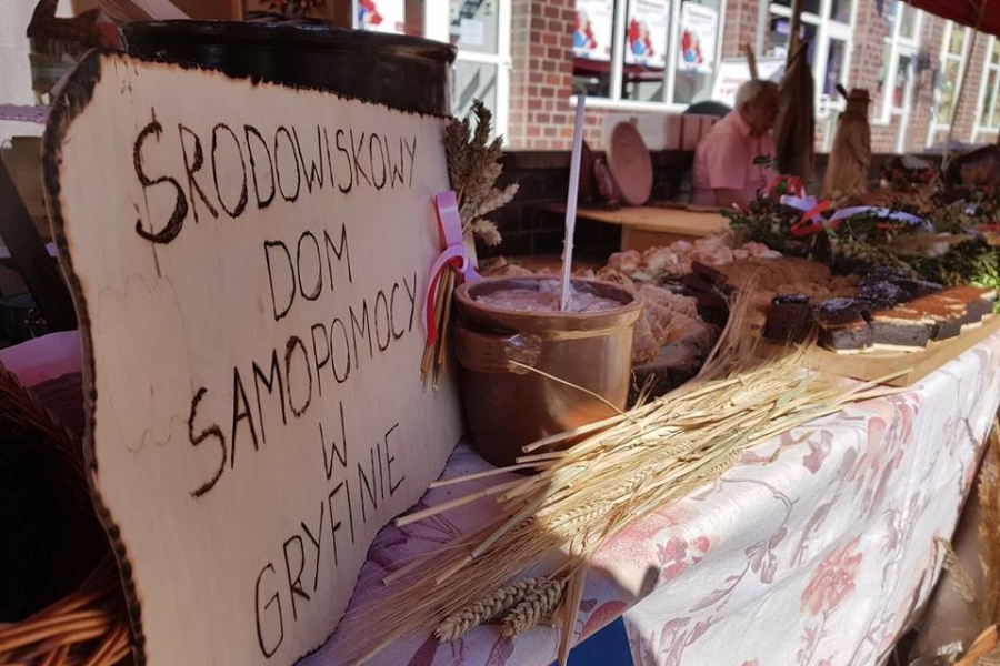 Stoisko z wyrobami oraz wypiekami ŚDS w Gryfinie