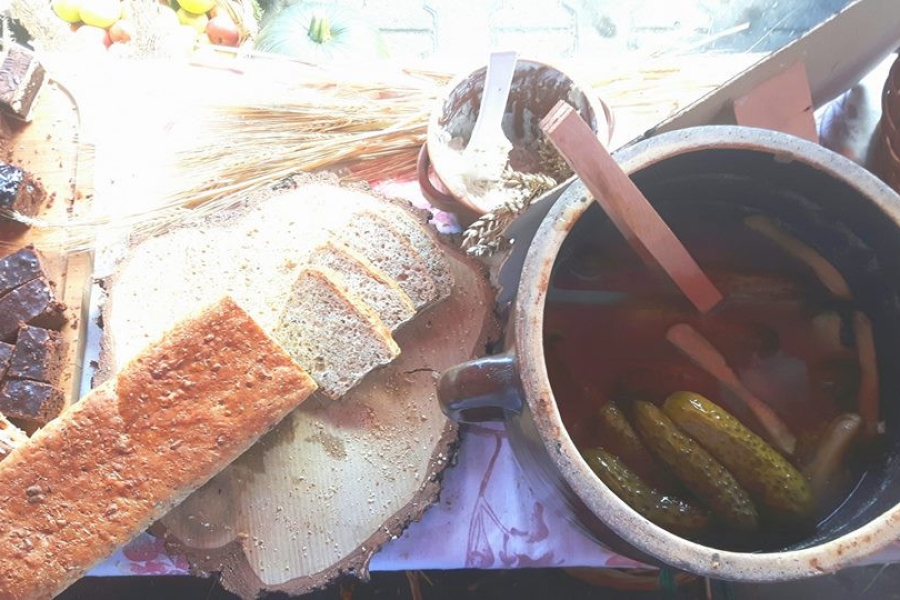 Pieczywo , smalec oraz kiszone ogórki na stole