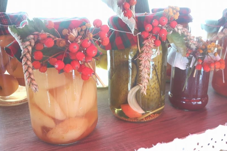 Słoiki z przetworami przystrojone jarzębiną