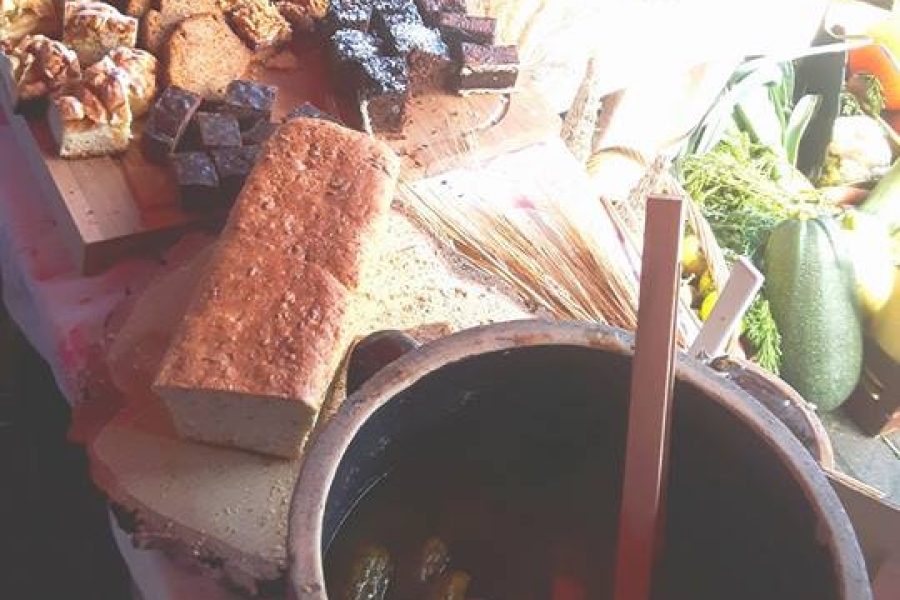 Wypieki, pieczywo  oraz kiszone ogórki na stole