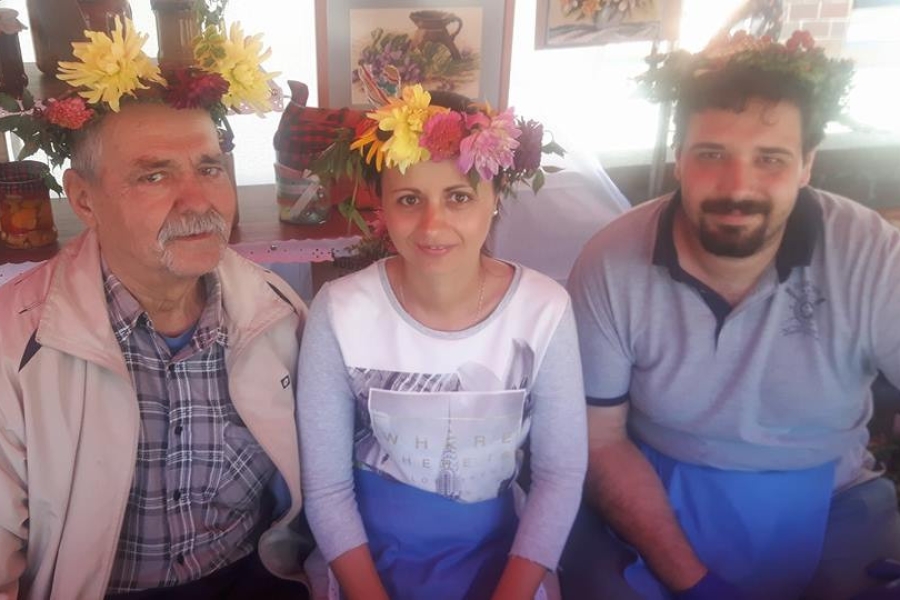 Uczestnicy wraz z terapeutką z wiankami na głowach