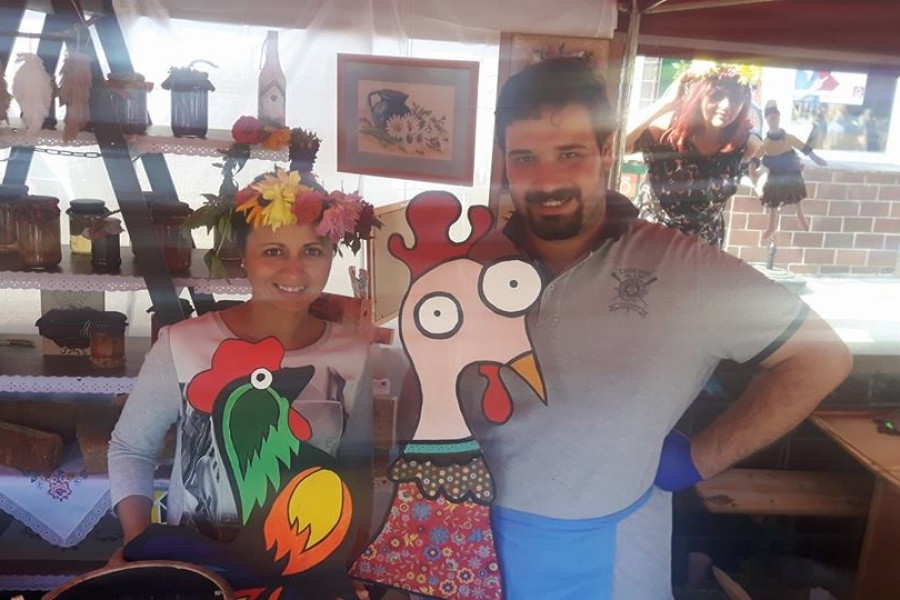 Uczestnik wraz z terapeutką prezentujący pracę przedstawiające kurczaki