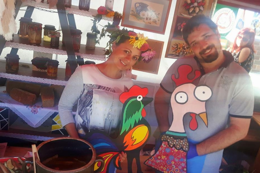 Uczestnik wraz z terapeutką prezentujący pracę przedstawiające kurczaki