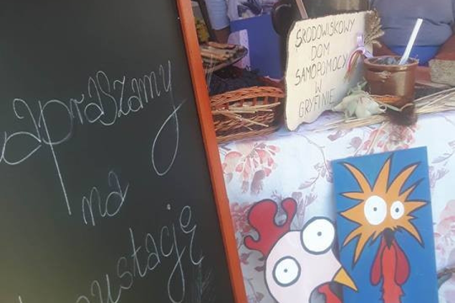 Uczestnik wraz z terapeutką za stoiskiem z wyrobami