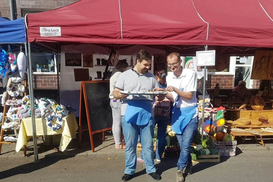 Uczestnicy trzymający tacę z wyrobami