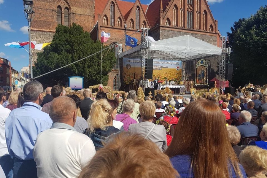 Uczestnicy mszy świętej na Placu Barnima