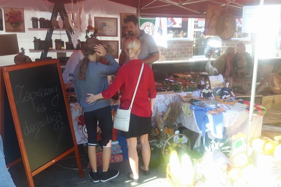 Uczestnik przygotowujący posiłek gościom