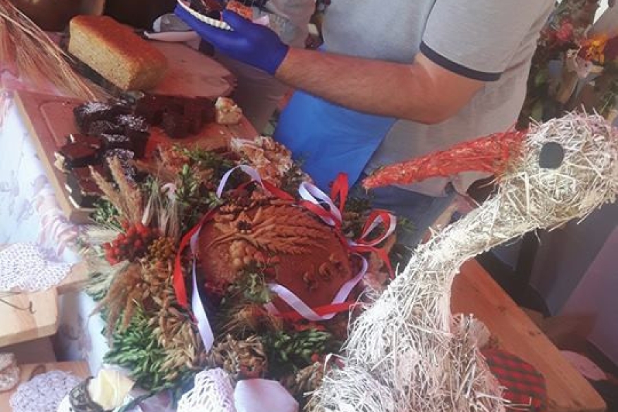 Uczestnik przygotowujący posiłek 