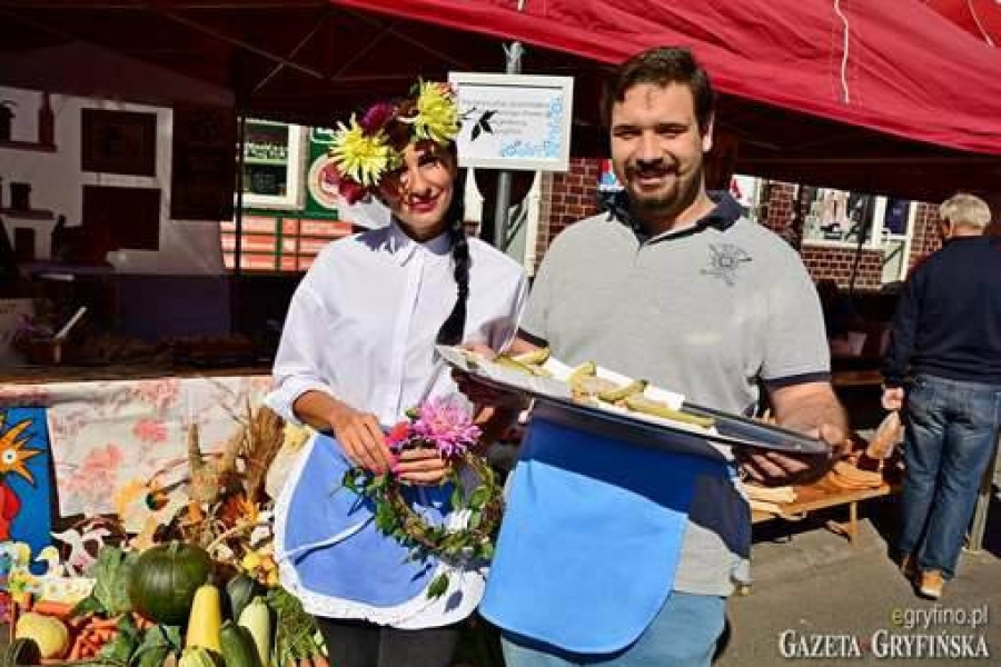 Uczestnik trzymający tacę z wyrobami wraz z terapeutką 