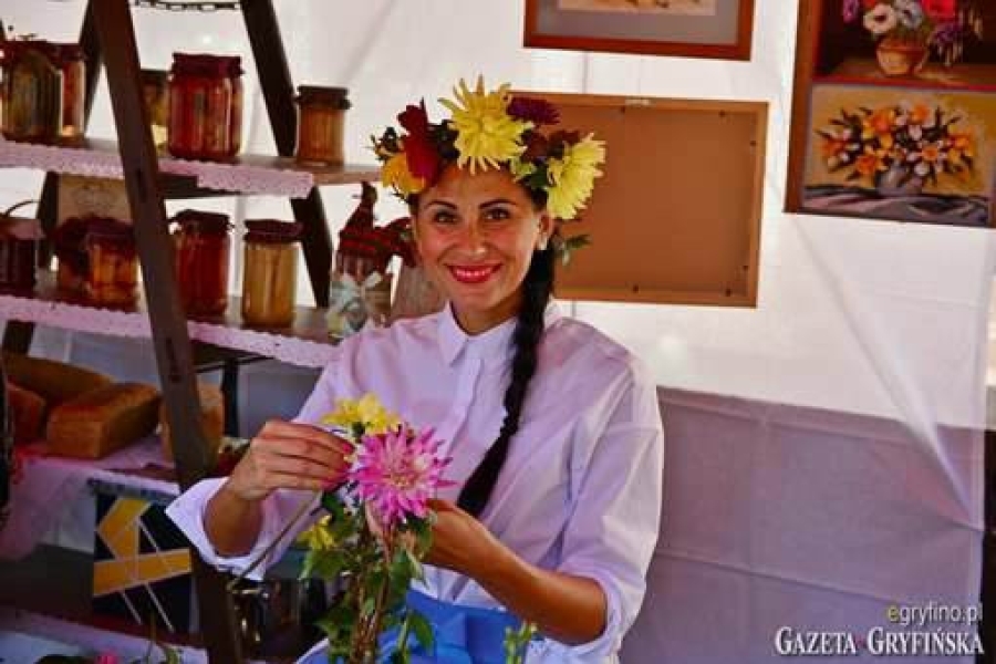 Uśmiechnięta terapeutka przygotowująca wianek