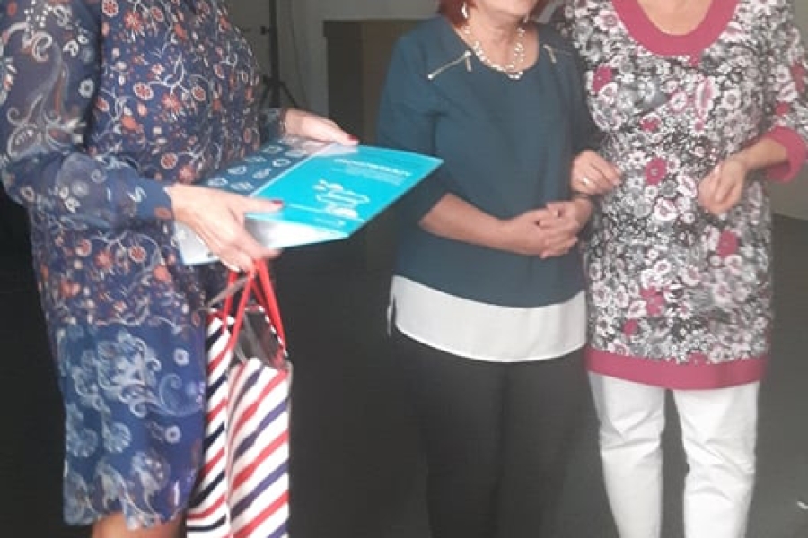 Panie Kierownik wręczająca nagrody gościom 