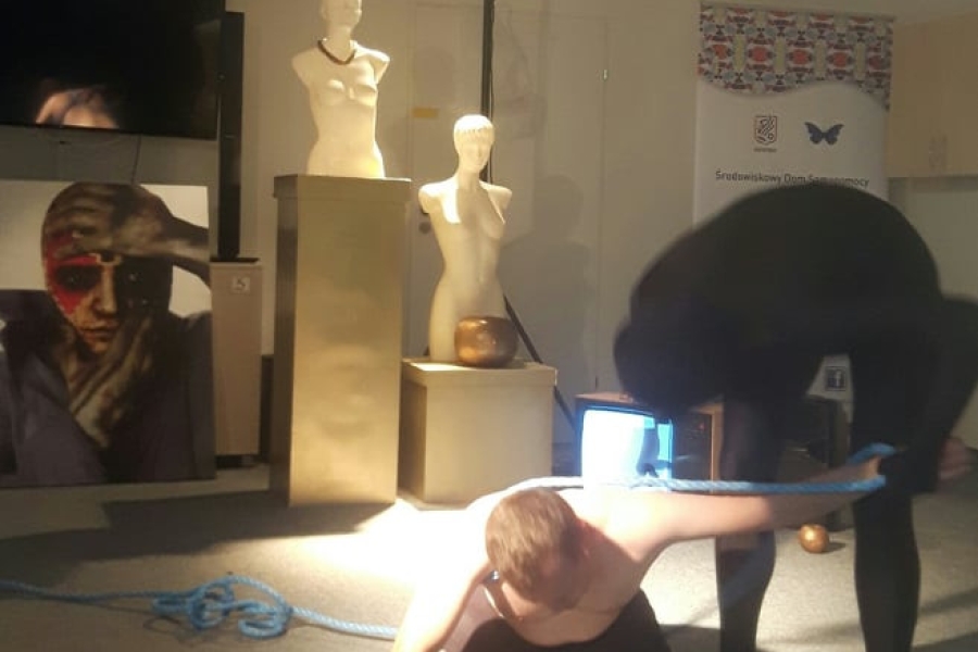 Aktor przywiązujący liną drugiego aktora na ziemi