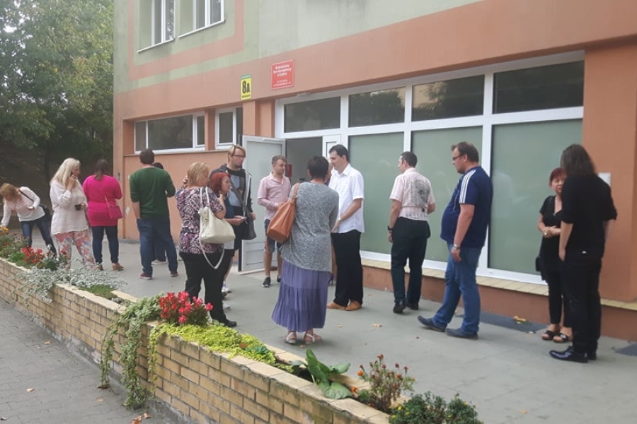 Uczestnicy wraz z gośćmi przed wejście do ŚDS w Gryfinie