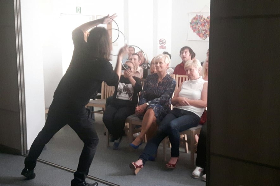 Aktor przedstawiający sztuczki z obręczami