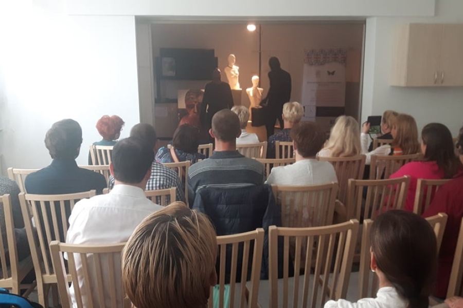 Uczestnicy wraz z gości siedzący na krzesłach oglądający przedstawienie