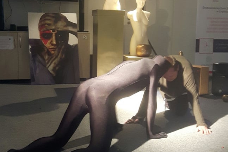 Aktorzy stykający się głowami na czworaka