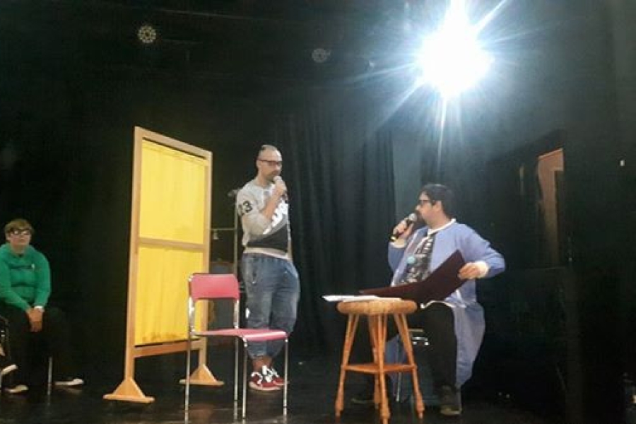 Uczestnicy podczas przedstawienia na scenie