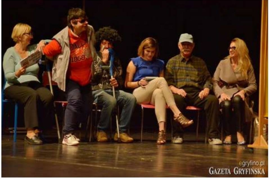 Uczestnicy podczas wystąpienia na scenie