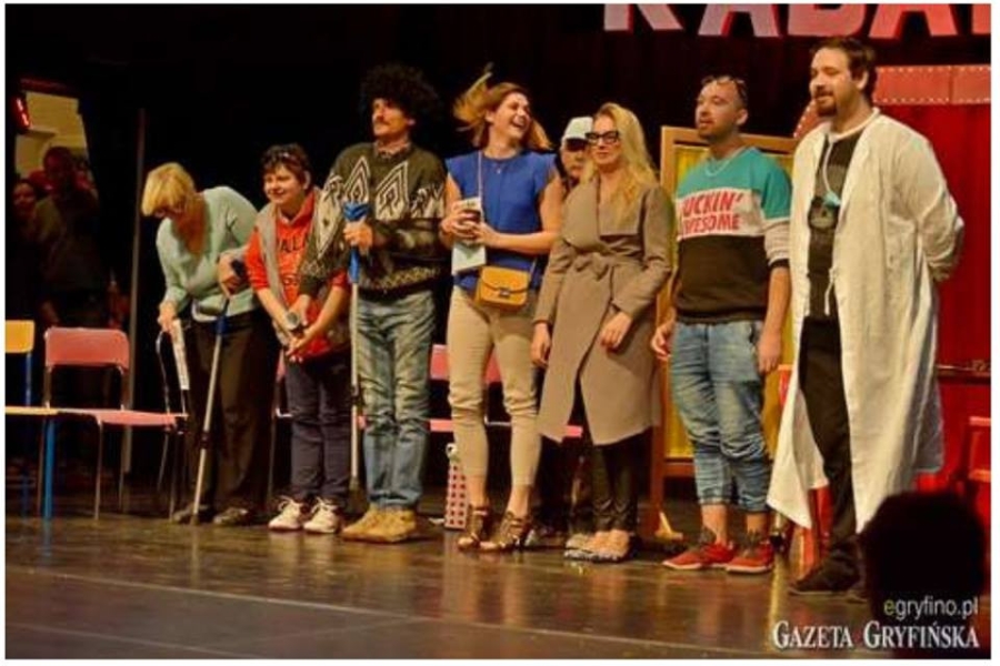 Uczestnicy podczas ukłonów na koniec wystąpienia na scenie