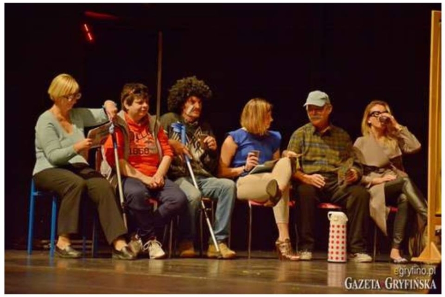 Uczestnicy podczas przedstawienia z terapeutami na scenie