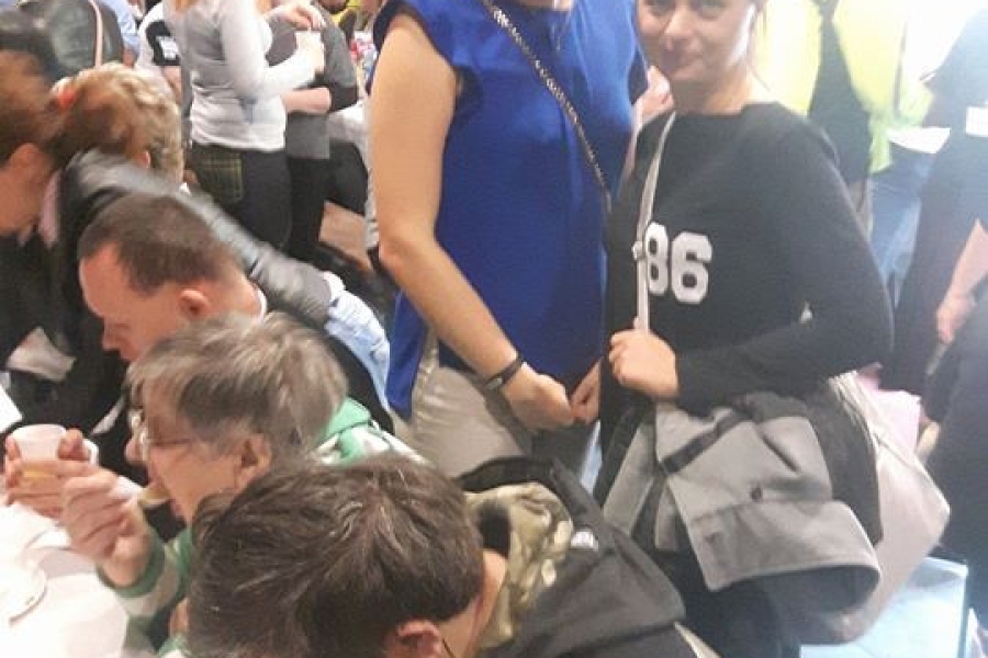 Terapeuci pozujący do zdjęcia podczas posiłku