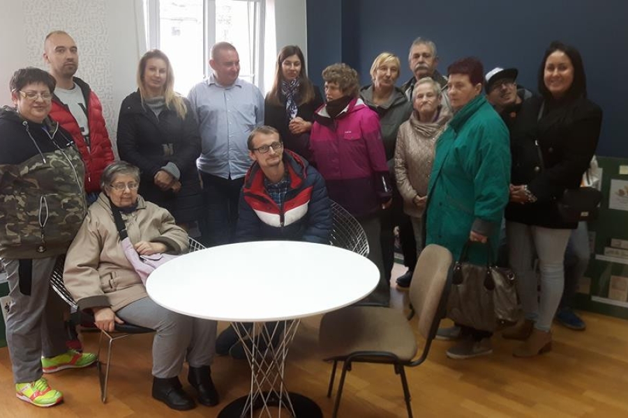 Zdjęcie uczestników oraz terapeutów pozujących do zdjęciami