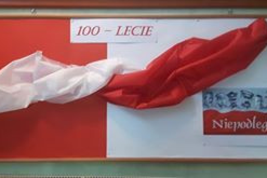 Biało-czerwona flaga z szyldem niepodległości