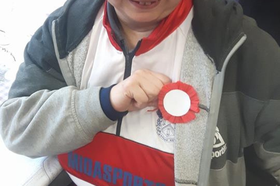 Uczestniczka trzymająca  biało czerwony kotylion