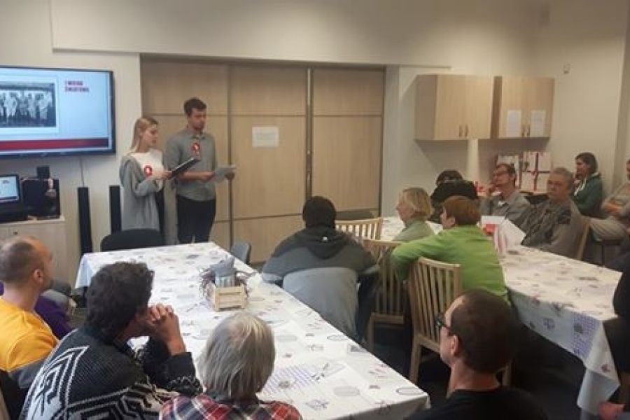 Goście przemawiający do uczestników przy stołach