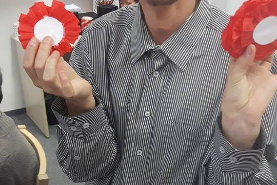 Uczestnik trzymający biało czerwone kotyliony