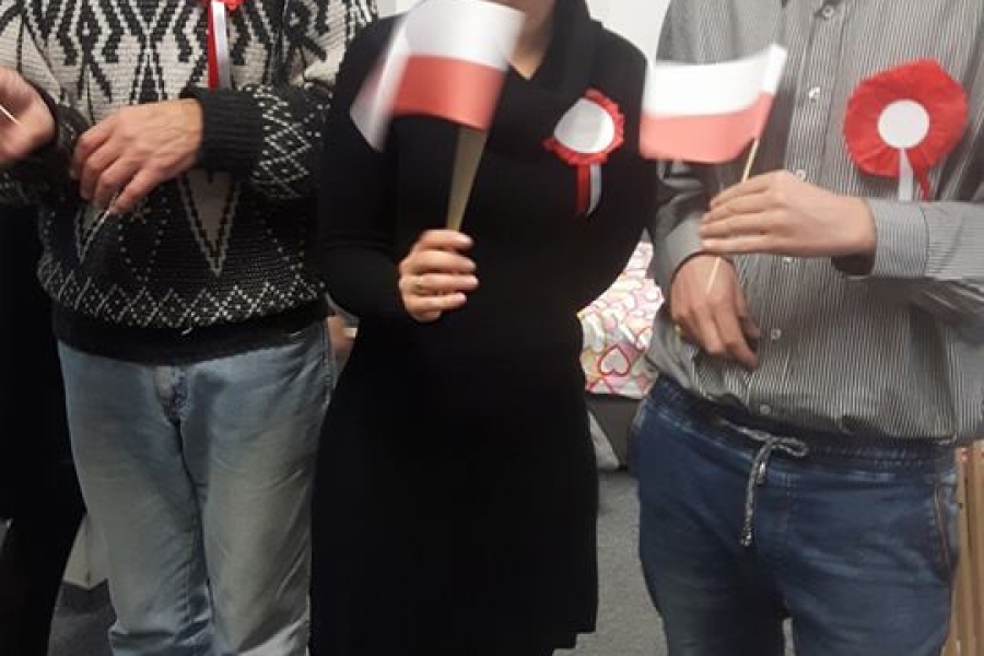 Uczestnicy z terapeutką trzymający flagi