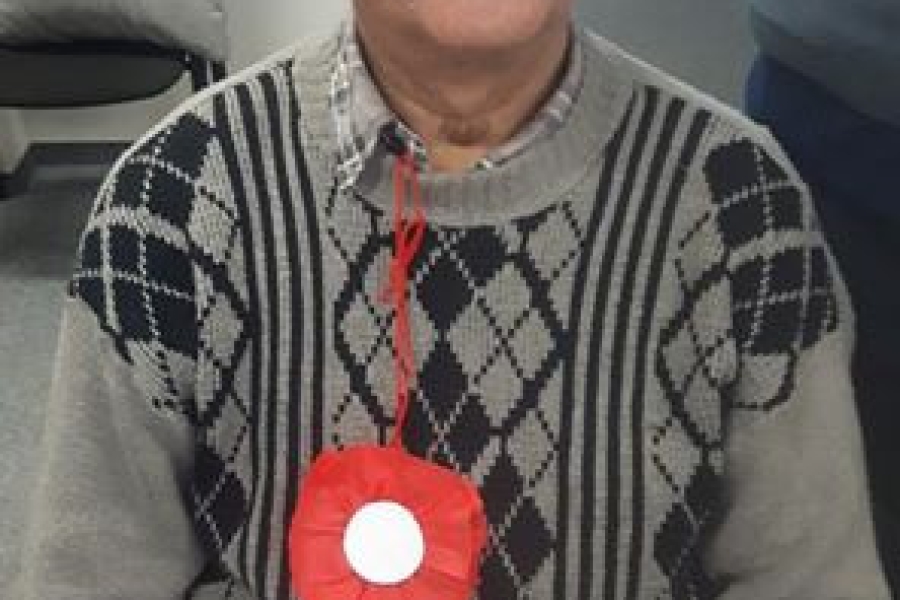 Uczestnik z przypiętym biało czerwonym kotylionem