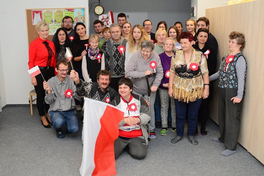 Zdjęcie grupowe kadry ŚDS oraz uczestników z flagą Polski