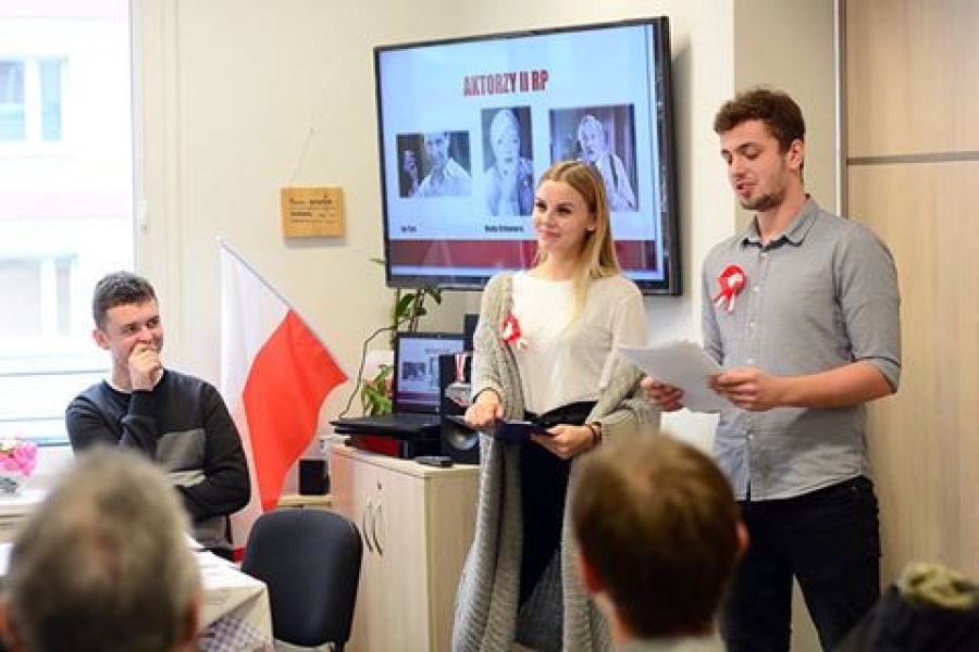 Przemowa gości do uczestników na tle prezentacji