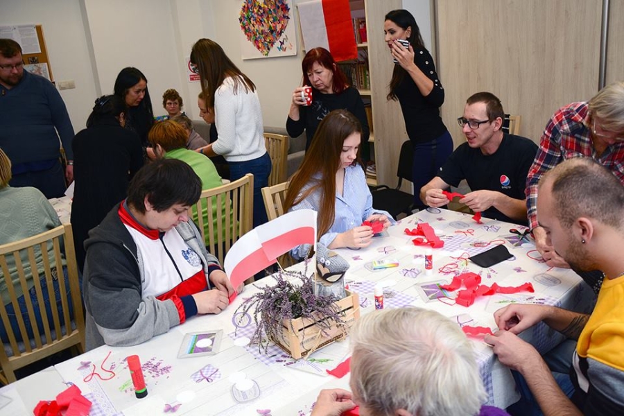 Uczestnicy wraz z kadrą wykonujący kotyliony