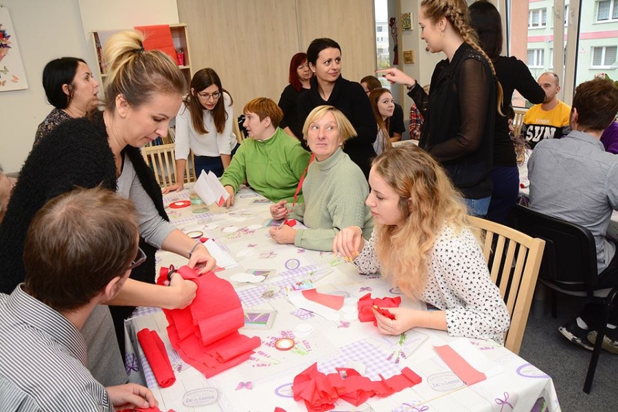 Uczestnicy wraz z kadrą wykonujący kotyliony